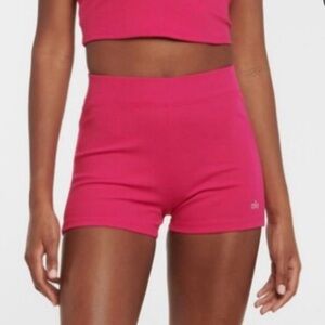 Alo Goddess ribbed yoga short. No tags/ label NEW IN EXCELLENT CONDITION